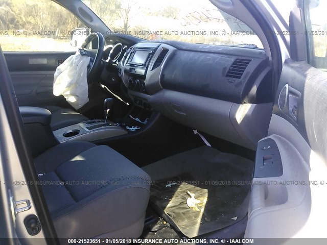 3TMLU4EN4EM135645 - 2014 TOYOTA TACOMA DOUBLE CAB ვერცხლისფერი ფოტო 5