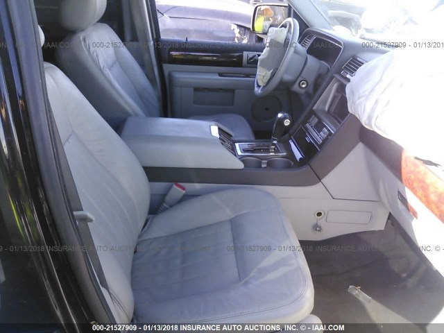 5LMFU285X5LJ07615 - 2005 LINCOLN NAVIGATOR BLACK photo 5
