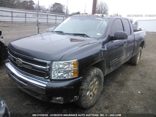 1GCRKSE36BZ130542 - 2011 CHEVROLET SILVERADO K1500 LT GRAY photo 2