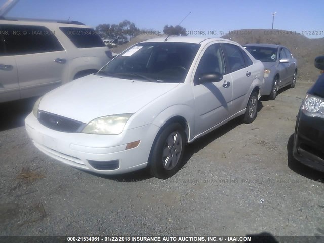 1FAFP34N77W305585 - 2007 FORD FOCUS ZX4/S/SE/SES WHITE photo 2