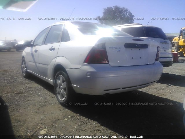 1FAFP34N77W305585 - 2007 FORD FOCUS ZX4/S/SE/SES WHITE photo 3