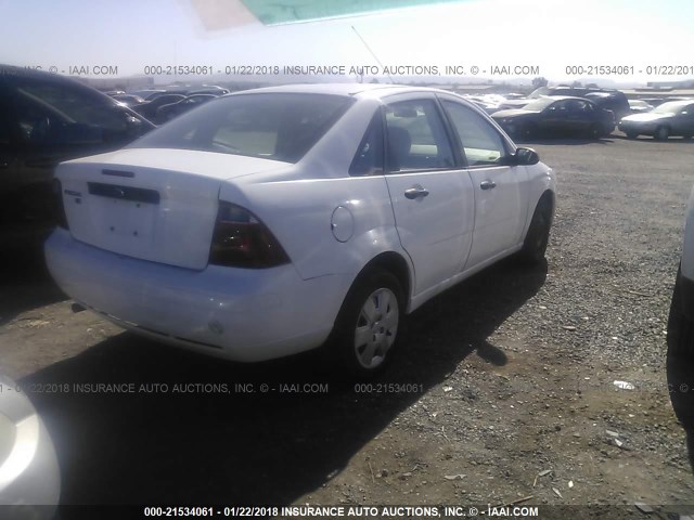 1FAFP34N77W305585 - 2007 FORD FOCUS ZX4/S/SE/SES WHITE photo 4