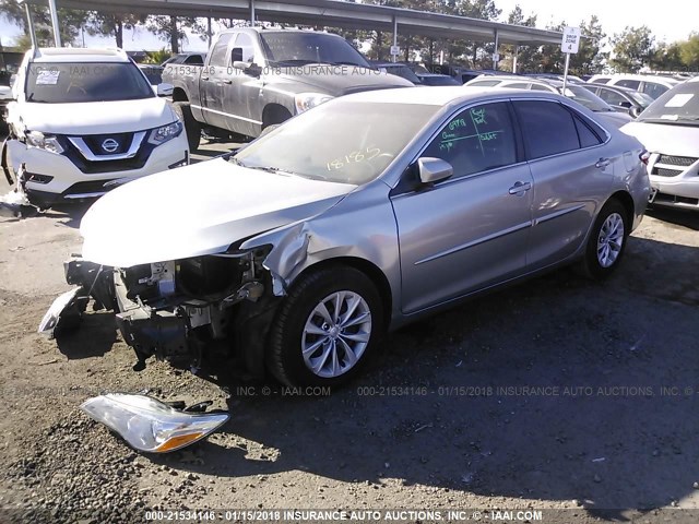 4T4BF1FK2FR496959 - 2015 TOYOTA CAMRY LE/XLE/SE/XSE Silber Foto 2