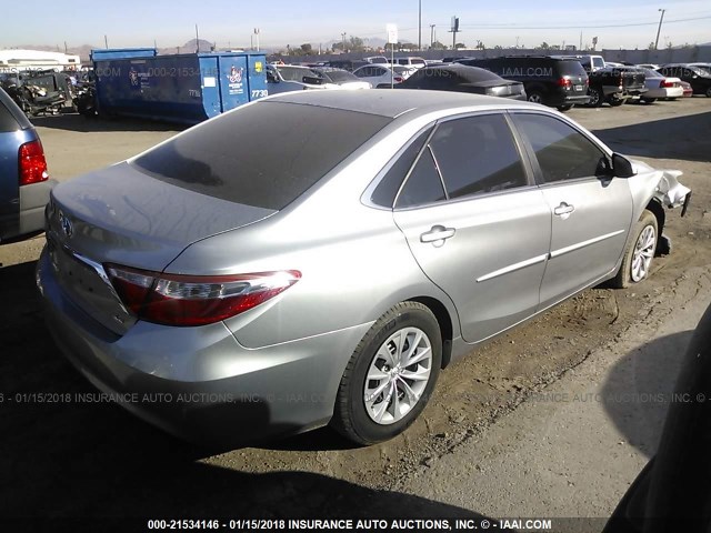 4T4BF1FK2FR496959 - 2015 TOYOTA CAMRY LE/XLE/SE/XSE Silber Foto 4