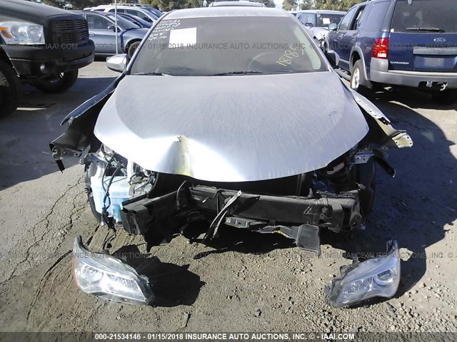 4T4BF1FK2FR496959 - 2015 TOYOTA CAMRY LE/XLE/SE/XSE Silber Foto 6