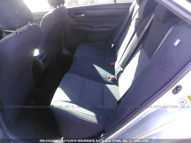 4T4BF1FK2FR496959 - 2015 TOYOTA CAMRY LE/XLE/SE/XSE Silber Foto 8