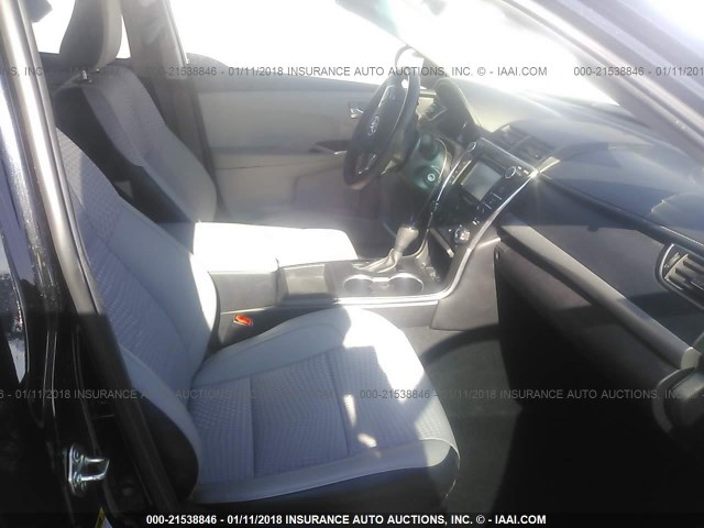4T1BF1FK6FU937292 - 2015 TOYOTA CAMRY LE/XLE/SE/XSE შავი ფოტო 5