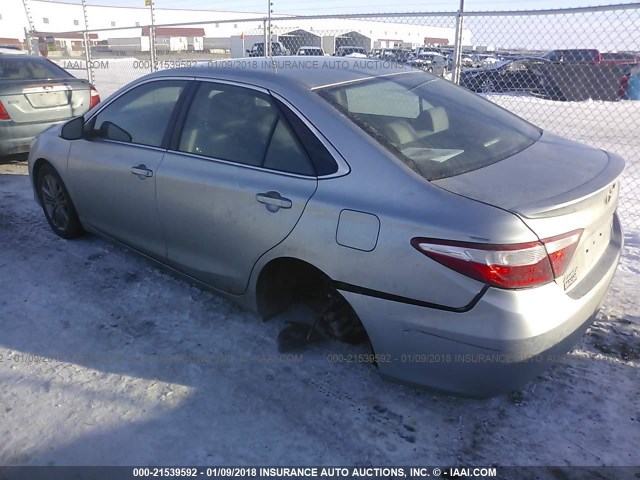 4T1BF1FK2GU221538 - 2016 TOYOTA CAMRY LE/XLE/SE/XSE 银色 照片 3