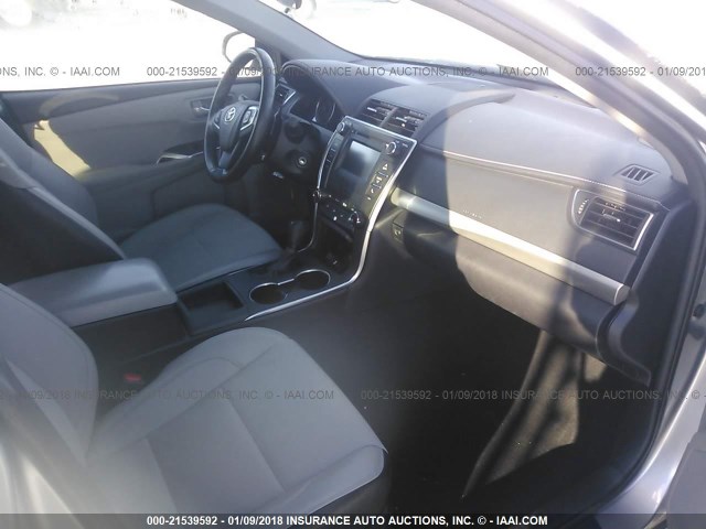 4T1BF1FK2GU221538 - 2016 TOYOTA CAMRY LE/XLE/SE/XSE 银色 照片 5