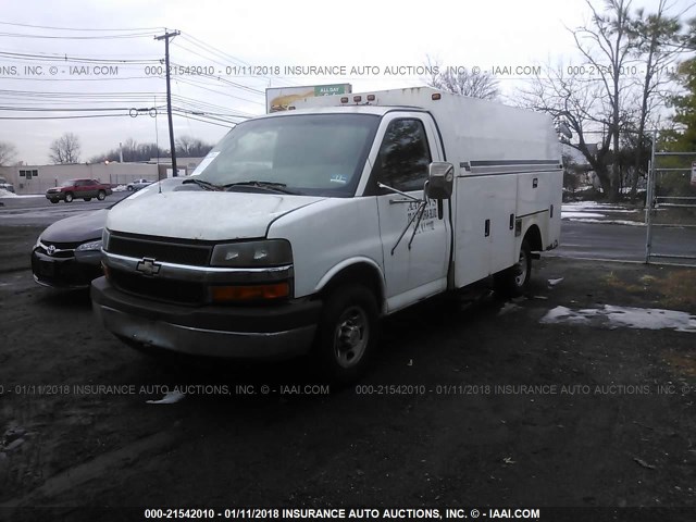 1GBHG31U851139008 - 2005 CHEVROLET EXPRESS G3500  WHITE photo 2