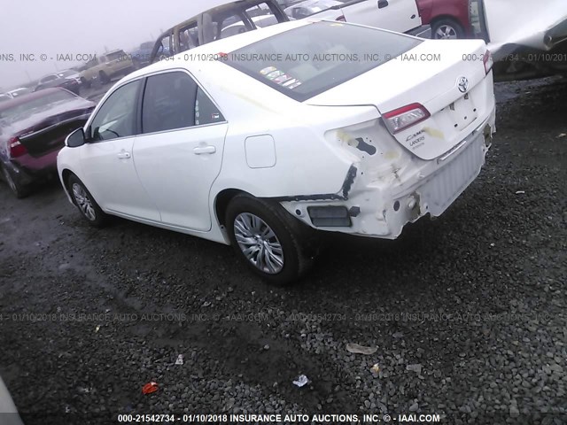 4T4BF1FKXER435115 - 2014 TOYOTA CAMRY L/SE/LE/XLE თეთრი ფოტო 3