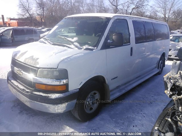 1GAHG39U661200561 - 2006 CHEVROLET EXPRESS G3500  WHITE photo 2