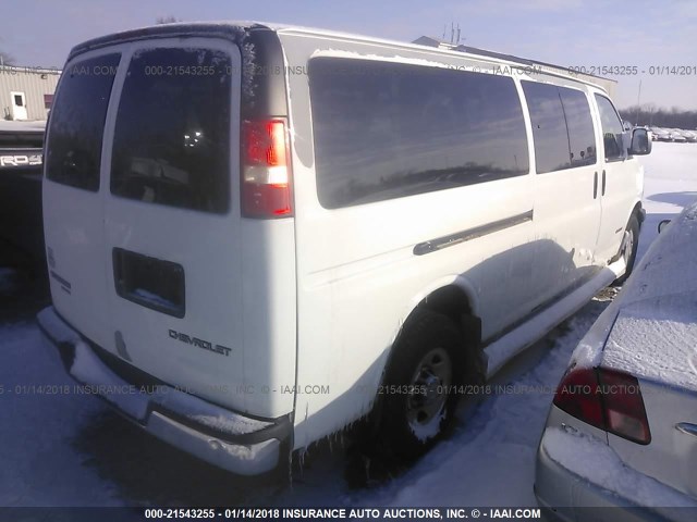 1GAHG39U661200561 - 2006 CHEVROLET EXPRESS G3500  WHITE photo 4