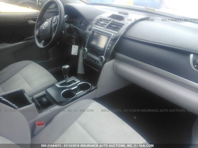 4T4BF1FK9ER373903 - 2014 TOYOTA CAMRY L/SE/LE/XLE Gümüş foto 5