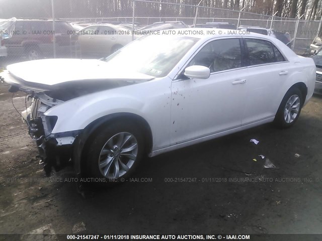 2C3CCAAGXFH830693 - 2015 CHRYSLER 300 LIMITED WHITE photo 2
