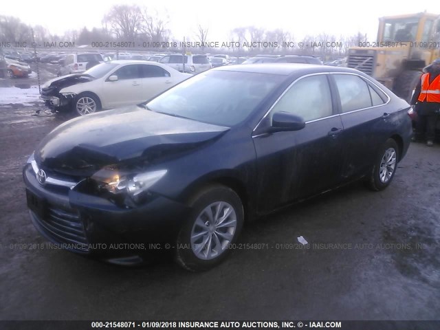 4T1BF1FK0HU723806 - 2017 TOYOTA CAMRY LE/XLE/SE/XSE BLACK photo 2
