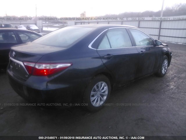 4T1BF1FK0HU723806 - 2017 TOYOTA CAMRY LE/XLE/SE/XSE BLACK photo 4