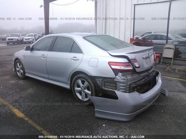 4T1BK3EK2BU619365 - 2011 TOYOTA CAMRY SE/LE/XLE Серебристый фото 3