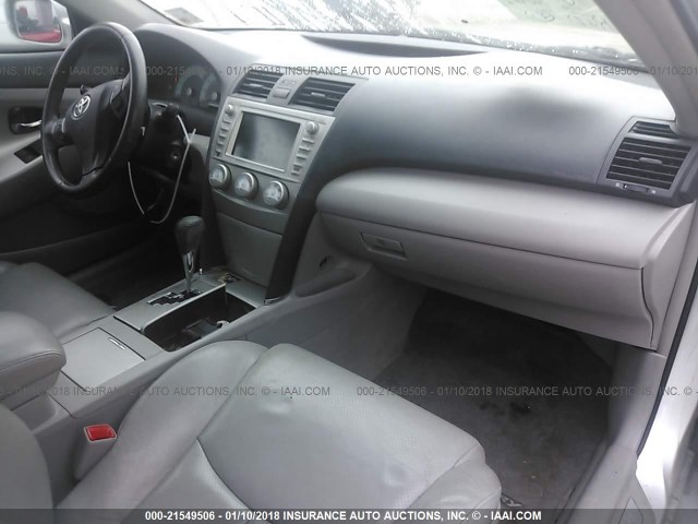 4T1BK3EK2BU619365 - 2011 TOYOTA CAMRY SE/LE/XLE Серебристый фото 5