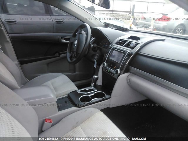 4T1BF1FKXCU553995 - 2012 TOYOTA CAMRY SE/LE/XLE WHITE photo 5