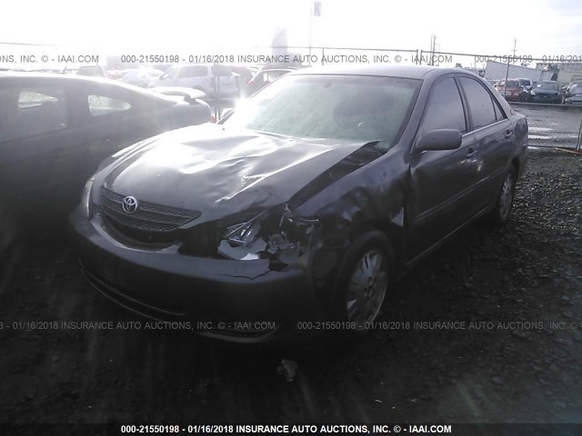 JTDBE32K920024827 - 2002 TOYOTA CAMRY LE/XLE/SE ნაცრისფერი ფოტო 2