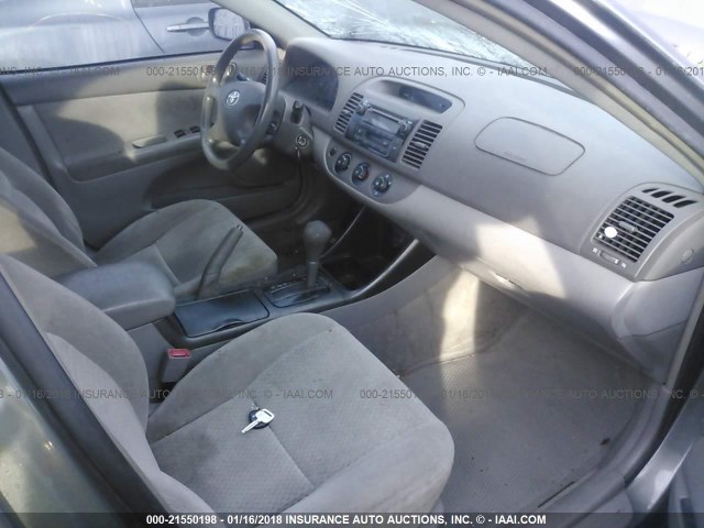 JTDBE32K920024827 - 2002 TOYOTA CAMRY LE/XLE/SE ნაცრისფერი ფოტო 5