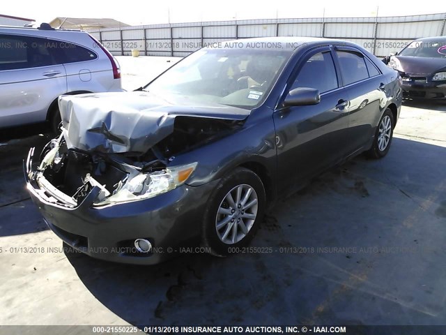 4T1BK3EK1BU119102 - 2011 TOYOTA CAMRY SE/LE/XLE GRAY photo 2