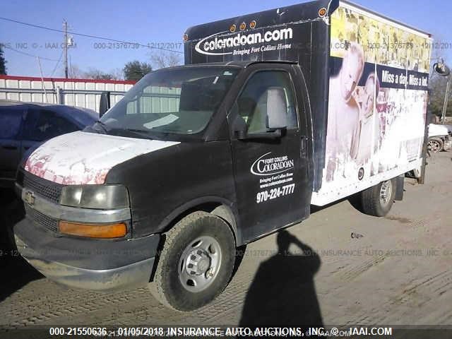 1GBHG31U861267363 - 2006 CHEVROLET EXPRESS G3500  BLACK photo 2