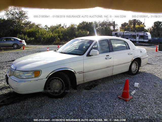 1LNHM81W1YY831931 - 2000 LINCOLN TOWN CAR EXECUTIVE WHITE photo 2