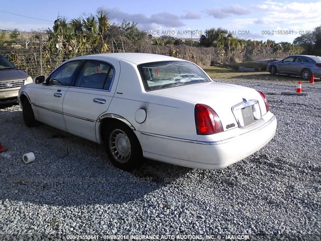 1LNHM81W1YY831931 - 2000 LINCOLN TOWN CAR EXECUTIVE WHITE photo 3