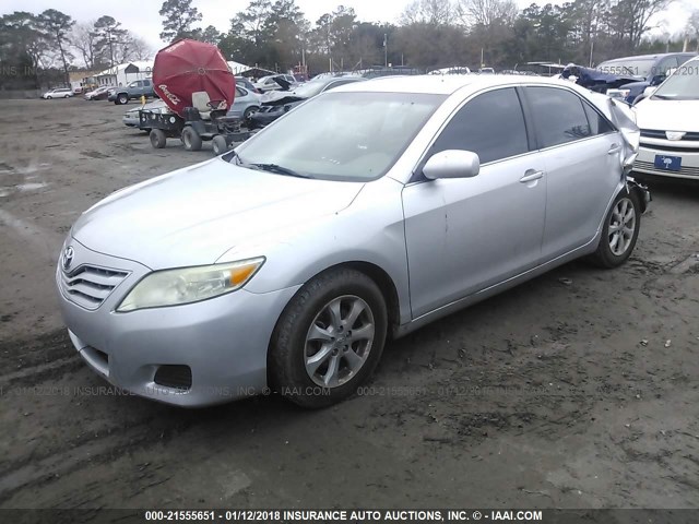 4T1BF3EKXBU625418 - 2011 TOYOTA CAMRY SE/LE/XLE SILVER photo 2