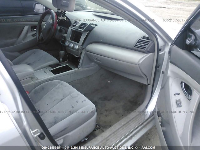 4T1BF3EKXBU625418 - 2011 TOYOTA CAMRY SE/LE/XLE SILVER photo 5