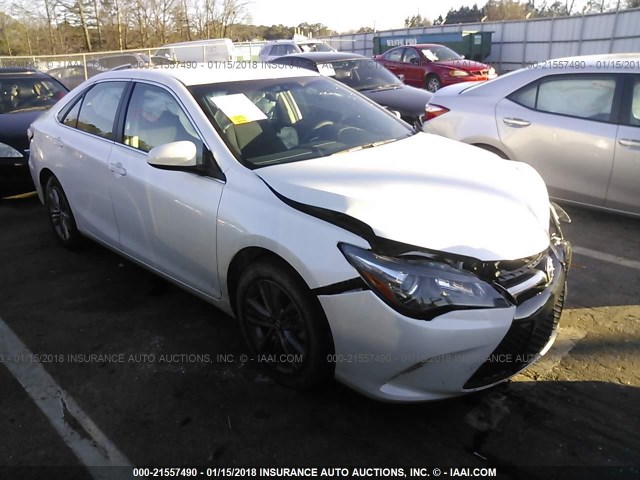 4T1BF1FK1HU441058 - 2017 TOYOTA CAMRY LE/XLE/SE/XSE WHITE photo 1