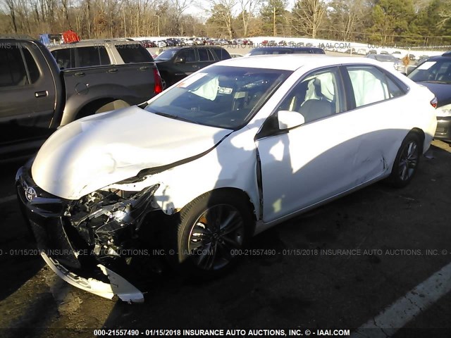 4T1BF1FK1HU441058 - 2017 TOYOTA CAMRY LE/XLE/SE/XSE WHITE photo 2
