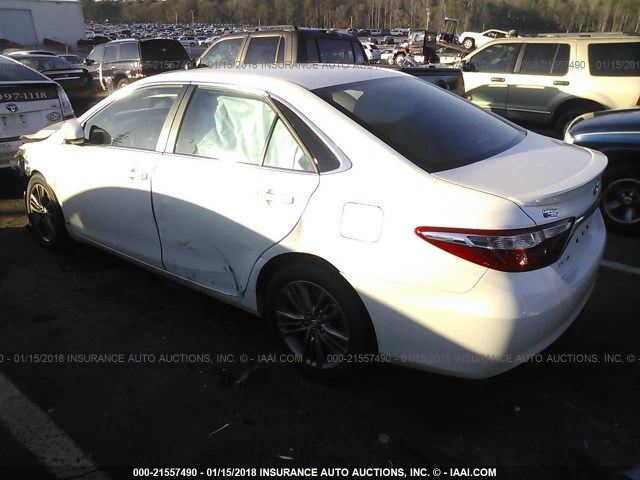 4T1BF1FK1HU441058 - 2017 TOYOTA CAMRY LE/XLE/SE/XSE WHITE photo 3