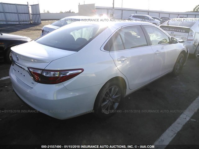 4T1BF1FK1HU441058 - 2017 TOYOTA CAMRY LE/XLE/SE/XSE WHITE photo 4