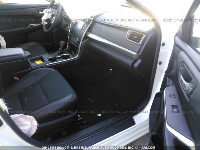 4T1BF1FK1HU441058 - 2017 TOYOTA CAMRY LE/XLE/SE/XSE WHITE photo 5