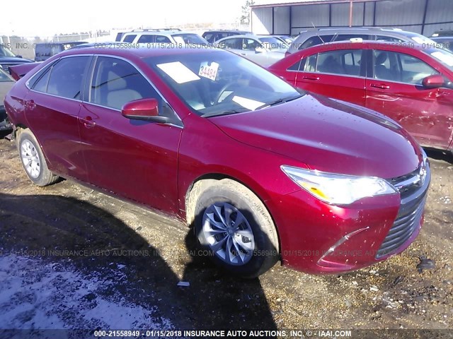 4T1BF1FK7HU813499 - 2017 TOYOTA CAMRY LE/XLE/SE/XSE წითელი ფოტო 1