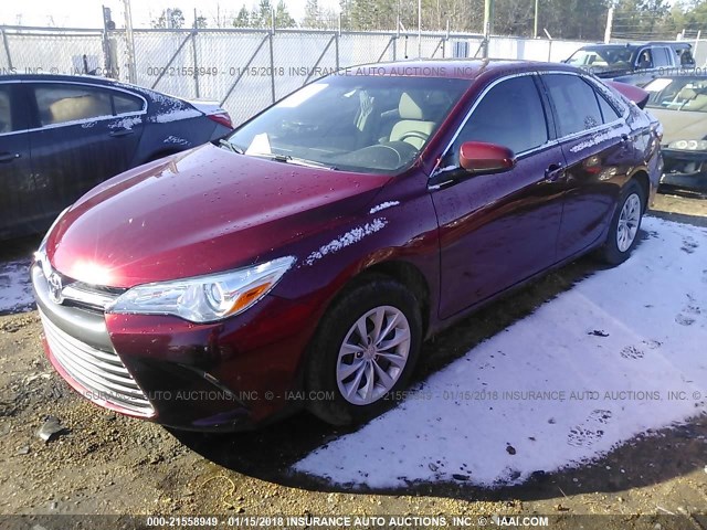 4T1BF1FK7HU813499 - 2017 TOYOTA CAMRY LE/XLE/SE/XSE წითელი ფოტო 2