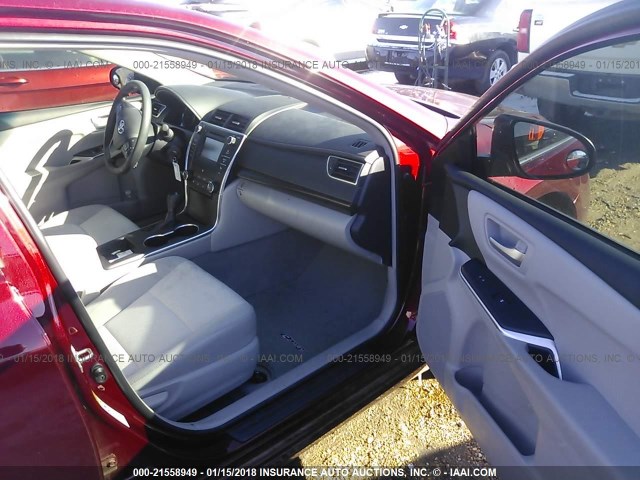 4T1BF1FK7HU813499 - 2017 TOYOTA CAMRY LE/XLE/SE/XSE წითელი ფოტო 5