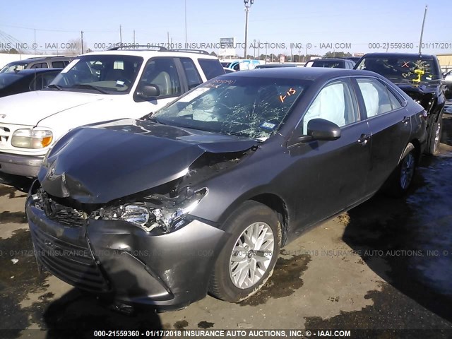 4T1BF1FKXGU256442 - 2016 TOYOTA CAMRY LE/XLE/SE/XSE GRAY photo 2