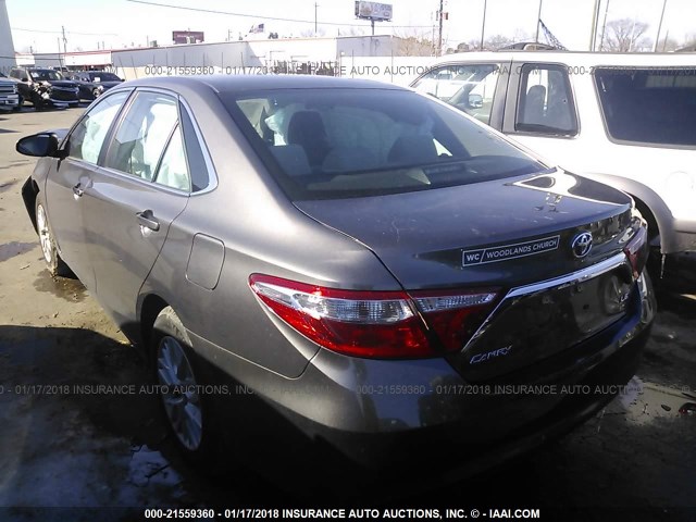 4T1BF1FKXGU256442 - 2016 TOYOTA CAMRY LE/XLE/SE/XSE GRAY photo 3
