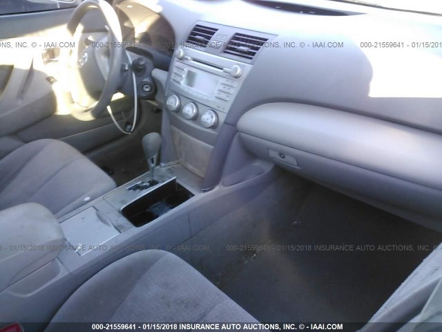 4T4BF3EK0BR123586 - 2011 TOYOTA CAMRY SE/LE/XLE SILVER photo 5