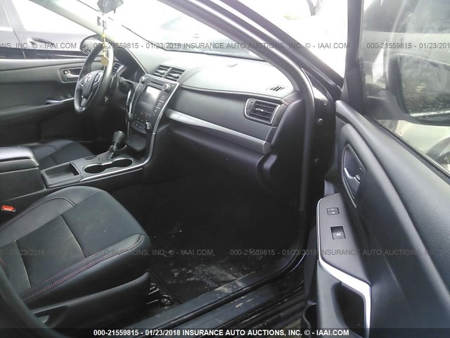 4T1BF1FK2GU198536 - 2016 TOYOTA CAMRY LE/XLE/SE/XSE 黑色 照片 5