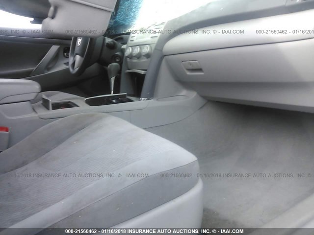 4T1BF3EK5BU660903 - 2011 TOYOTA CAMRY SE/LE/XLE Серебристый фото 5