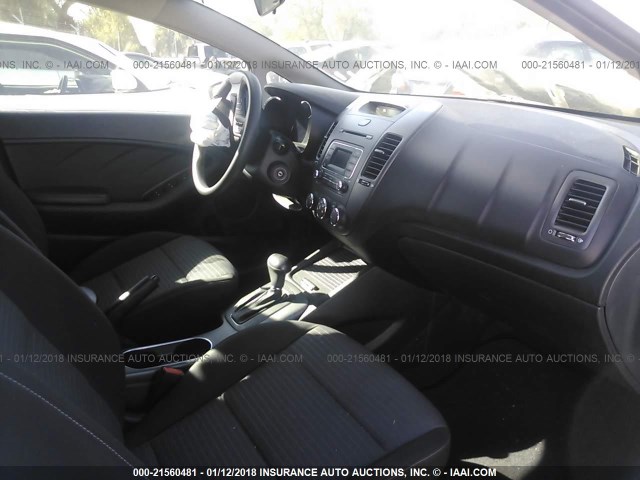 KNAFX4A68F5384084 - 2015 KIA FORTE LX WHITE photo 5