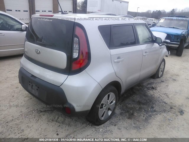 KNDJN2A2XG7824204 - 2016 KIA SOUL SILVER photo 4