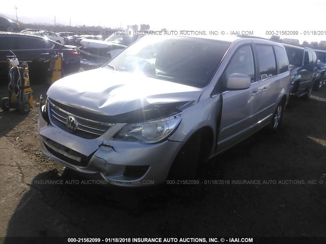 2V4RW3DGXBR670796 - 2011 VOLKSWAGEN ROUTAN SE SILVER photo 2