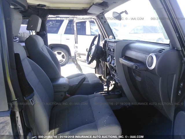 1J4FA54198L581865 - 2008 JEEP WRANGLER SAHARA BLACK photo 5