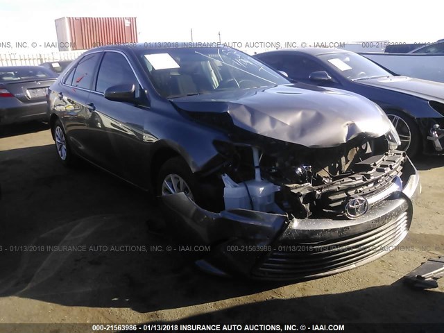 4T4BF1FKXFR477740 - 2015 TOYOTA CAMRY LE/XLE/SE/XSE GRAY photo 1